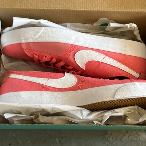 Never Worn!! Nike pink salt women’s sneakers size 10.5 - Picture 3 of 3